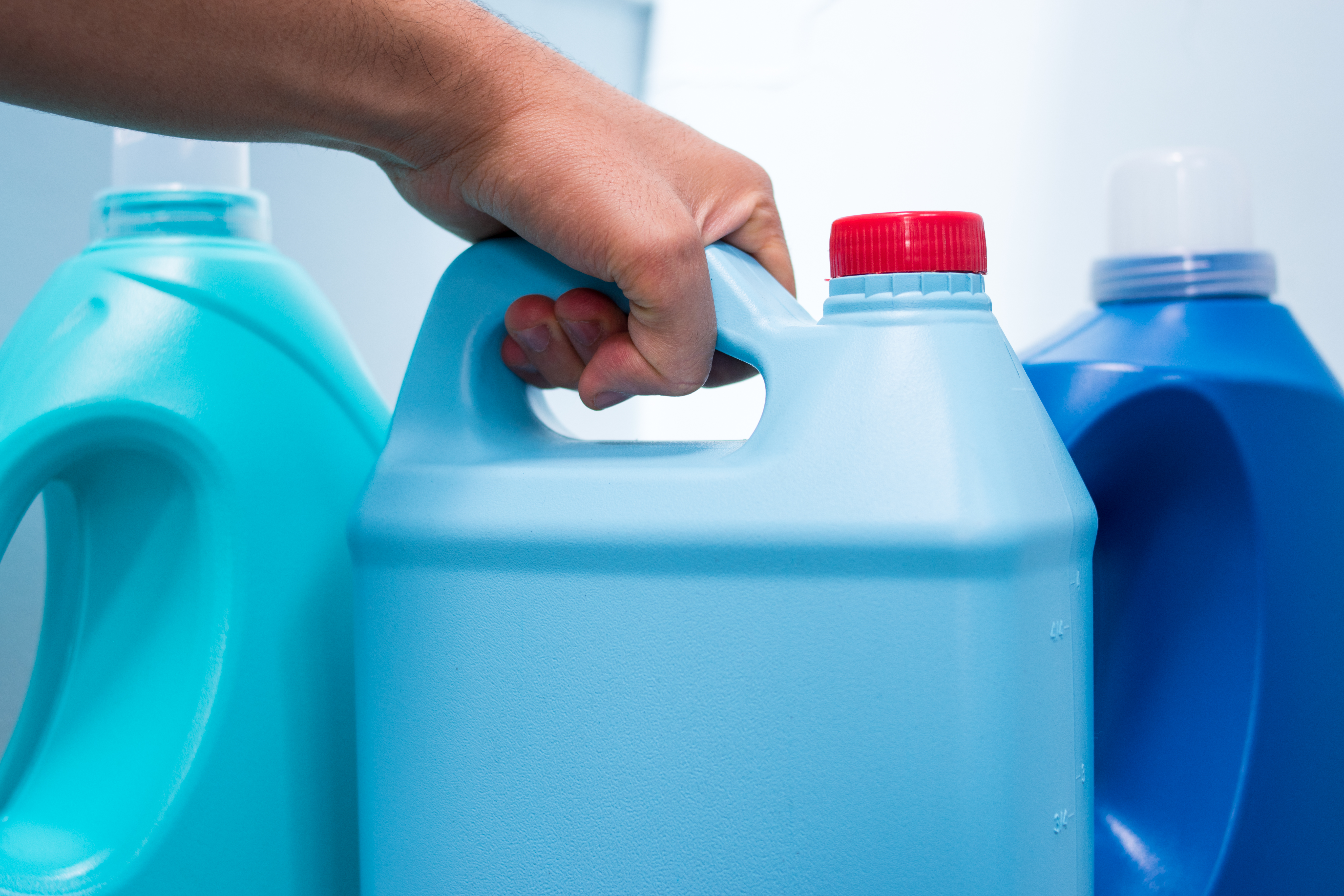 Hand gripping detergent